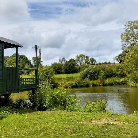 Charming Tranquil Shepherds Hut With Lakeside Balcony 'Roach' Uckfield Εξωτερικό φωτογραφία