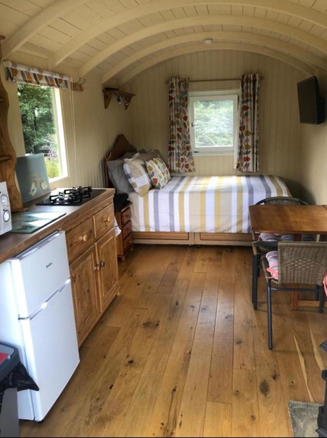 Charming Tranquil Shepherds Hut With Lakeside Balcony 'Roach' Uckfield Εξωτερικό φωτογραφία