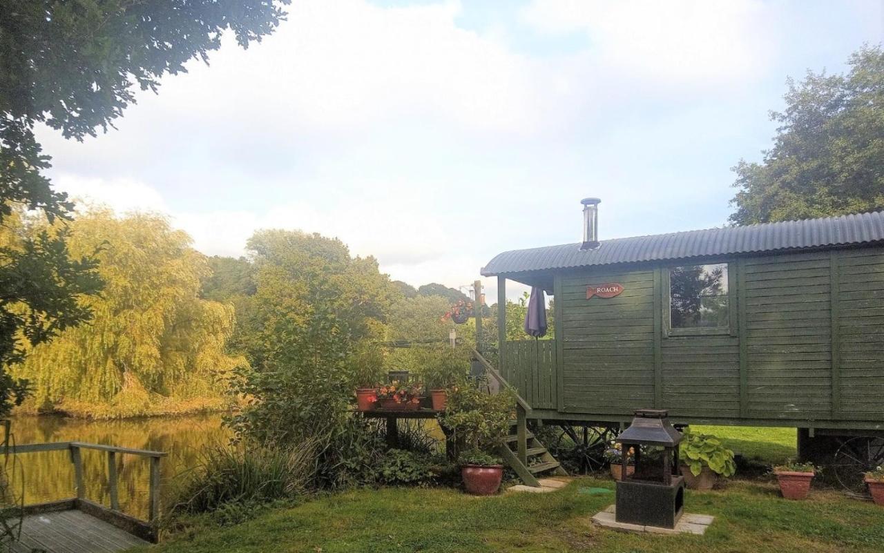 Charming Tranquil Shepherds Hut With Lakeside Balcony 'Roach' Uckfield Εξωτερικό φωτογραφία