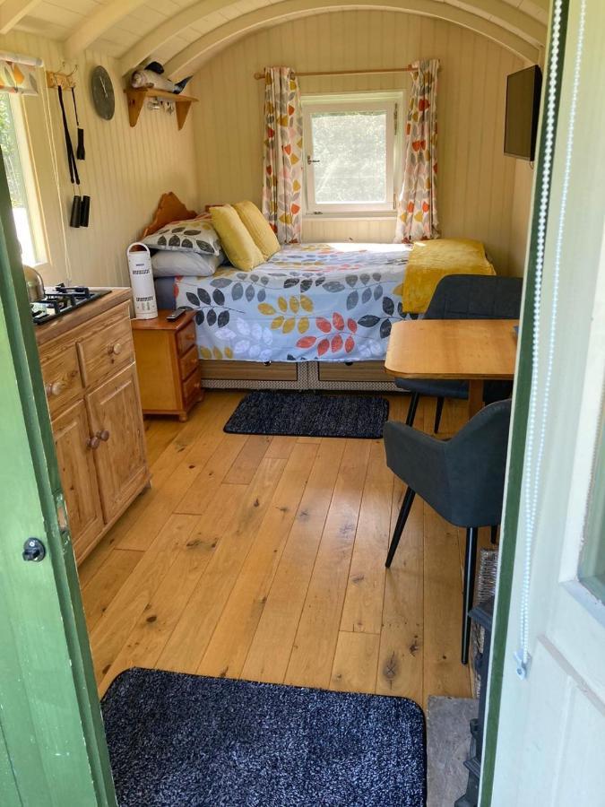 Charming Tranquil Shepherds Hut With Lakeside Balcony 'Roach' Uckfield Εξωτερικό φωτογραφία