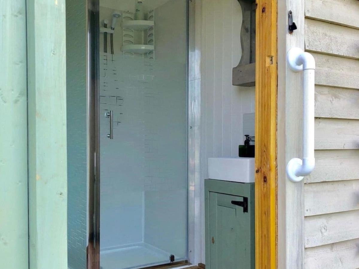 Charming Tranquil Shepherds Hut With Lakeside Balcony 'Roach' Uckfield Εξωτερικό φωτογραφία