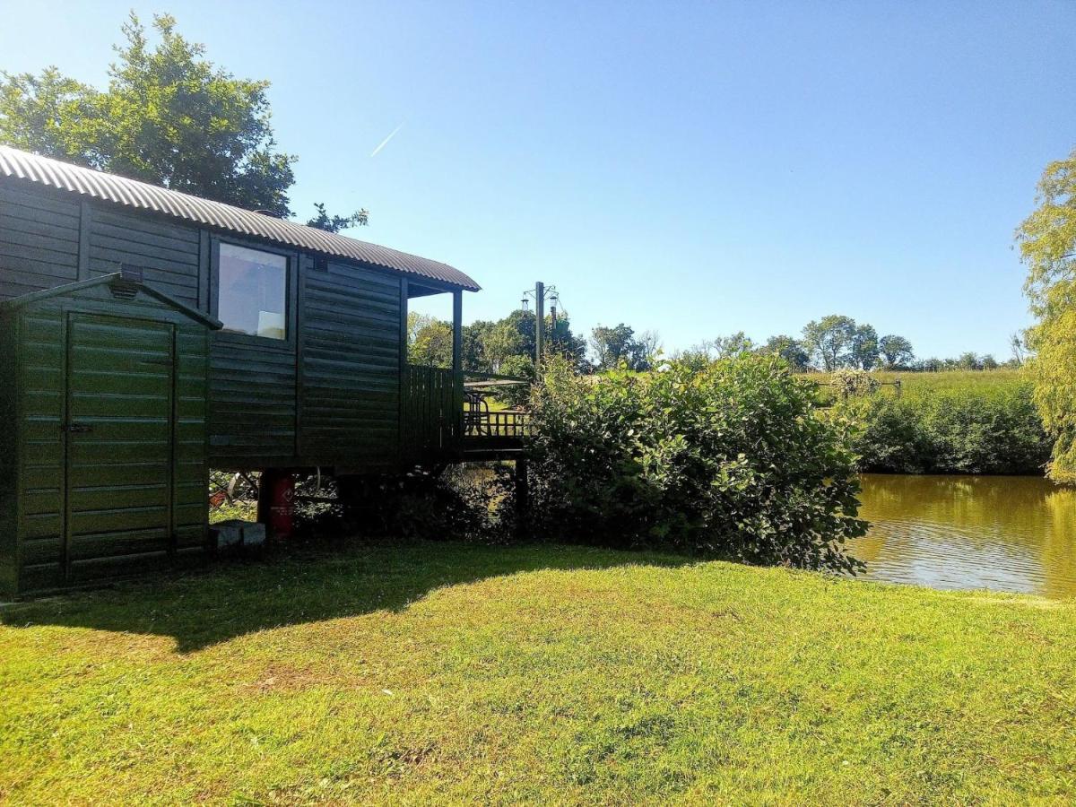 Charming Tranquil Shepherds Hut With Lakeside Balcony 'Roach' Uckfield Εξωτερικό φωτογραφία