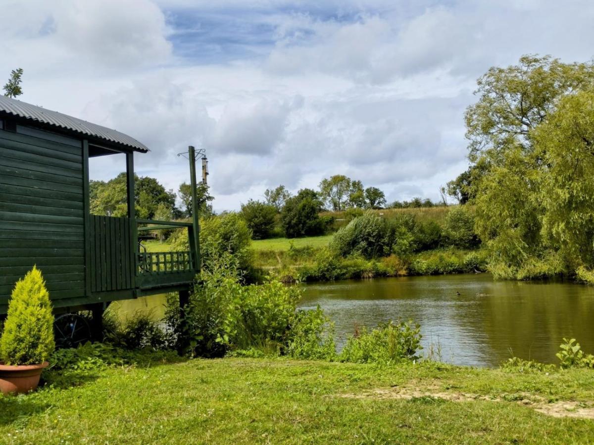 Charming Tranquil Shepherds Hut With Lakeside Balcony 'Roach' Uckfield Εξωτερικό φωτογραφία