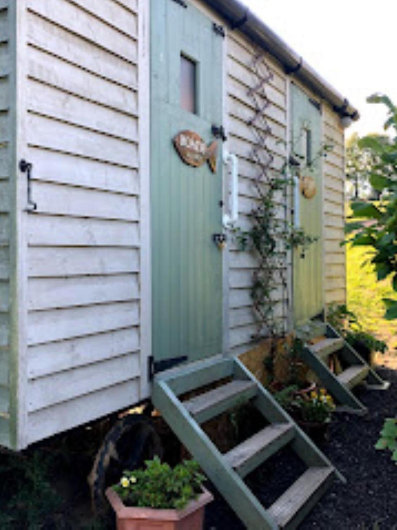 Charming Tranquil Shepherds Hut With Lakeside Balcony 'Roach' Uckfield Εξωτερικό φωτογραφία