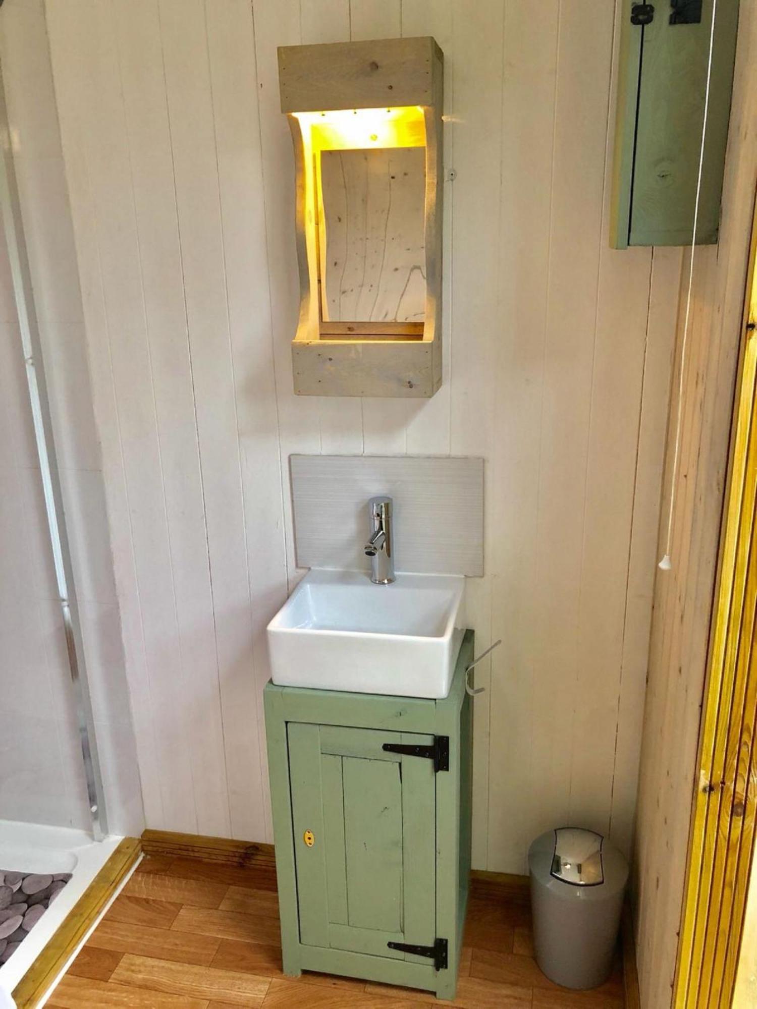 Charming Tranquil Shepherds Hut With Lakeside Balcony 'Roach' Uckfield Εξωτερικό φωτογραφία