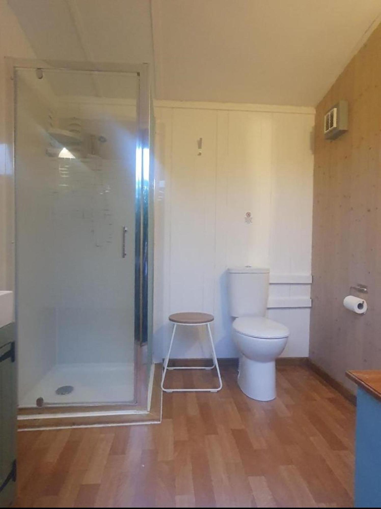 Charming Tranquil Shepherds Hut With Lakeside Balcony 'Roach' Uckfield Εξωτερικό φωτογραφία